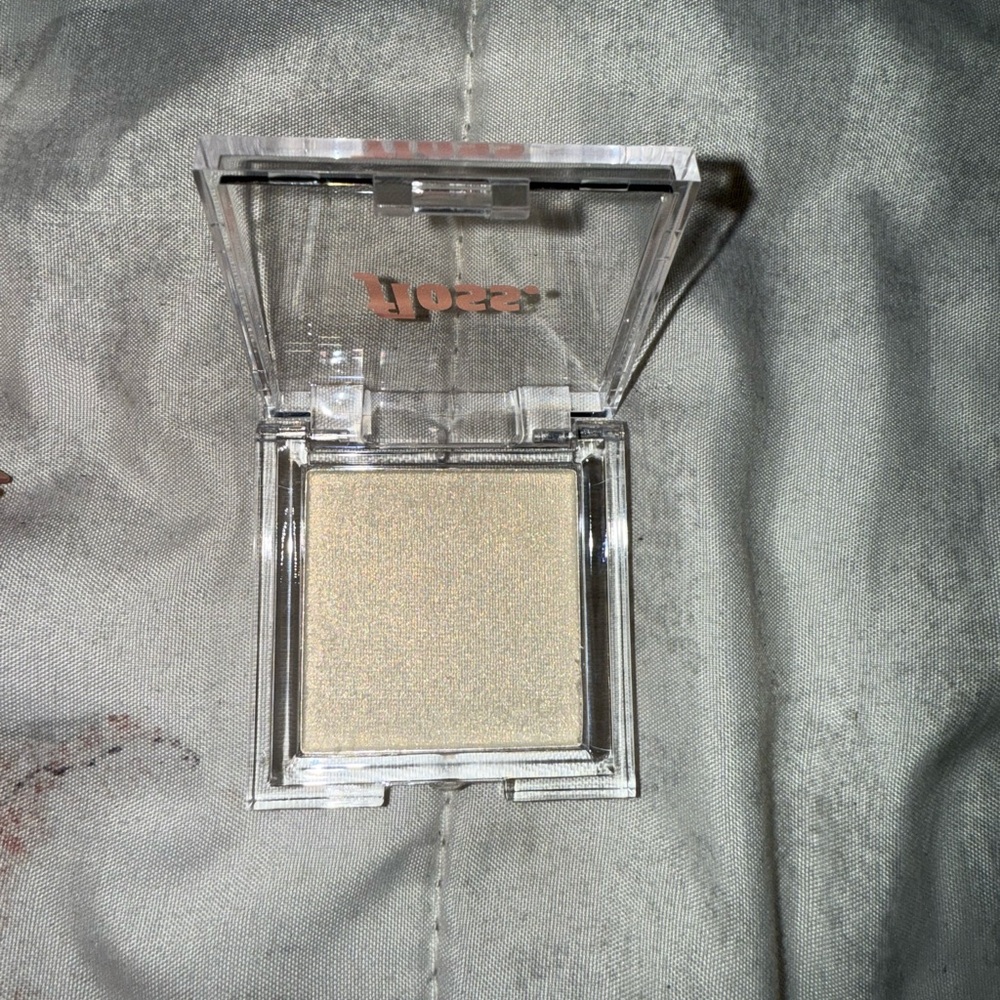 Floss Brighten Up Highlighter in “Sunlit”